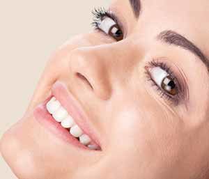 Image of a Smilling lady with brighter teeth